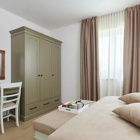 Gostinjska kuća Grgo By 4*